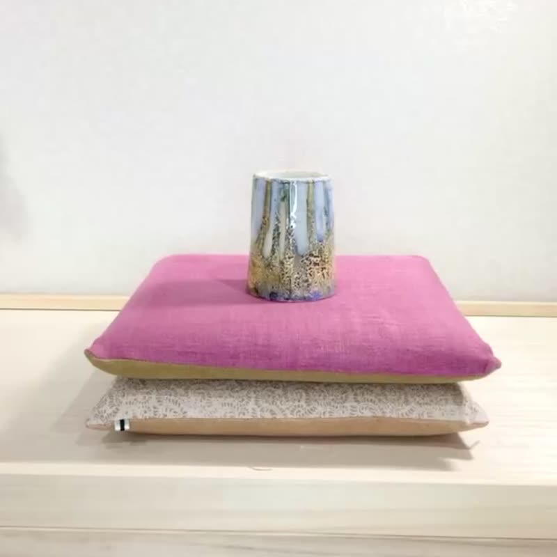 XS-Zabuton seat Cushion Rosemary and cochineal dyed linen gauze, 30x30cm/ 11.8in - 枕头/抱枕 - 棉 粉红色