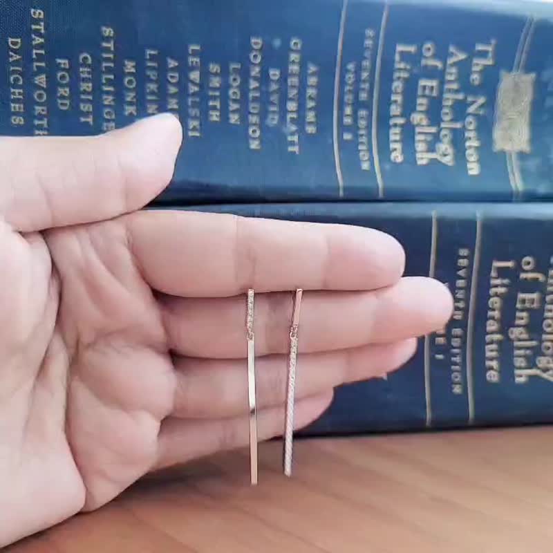 漫舞。细长不对称镶嵌造型 925 银耳针 耳饰 - 耳环/耳夹 - 纯银 银色