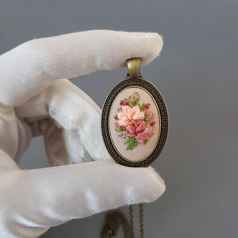 丝带刺绣吊坠，献给她的手绣饰品项链 - 项链 - 丝．绢 多色