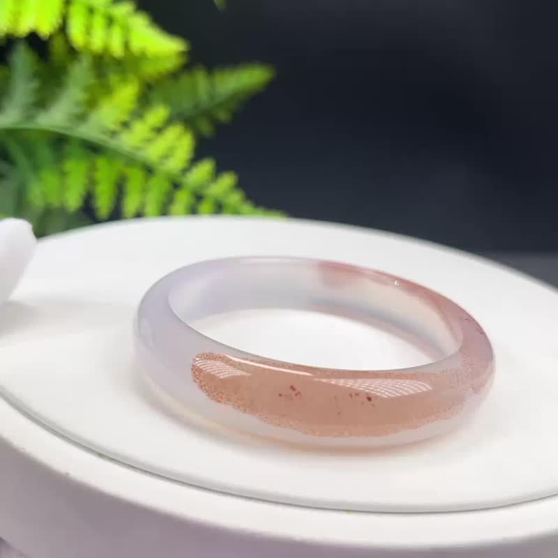 精品 浅紫底朱砂玛瑙手镯 50MM 冰润起光飘花朱砂点 鸿运吉祥平和 - 手链/手环 - 半宝石 紫色