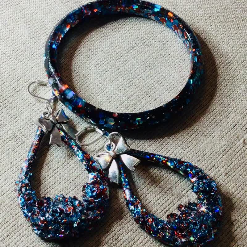 订制款 黑蓝渐层多彩亮片饰品套组，树脂手镯与耳环 - 手链/手环 - 树脂 